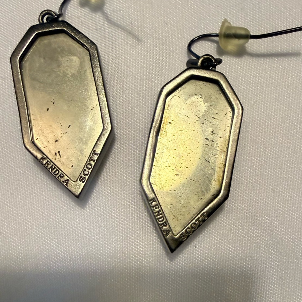 Kendra Scott Palmer 1.5” drop earrings in mirror rock crystals/gunmetal - Picture 3 of 9